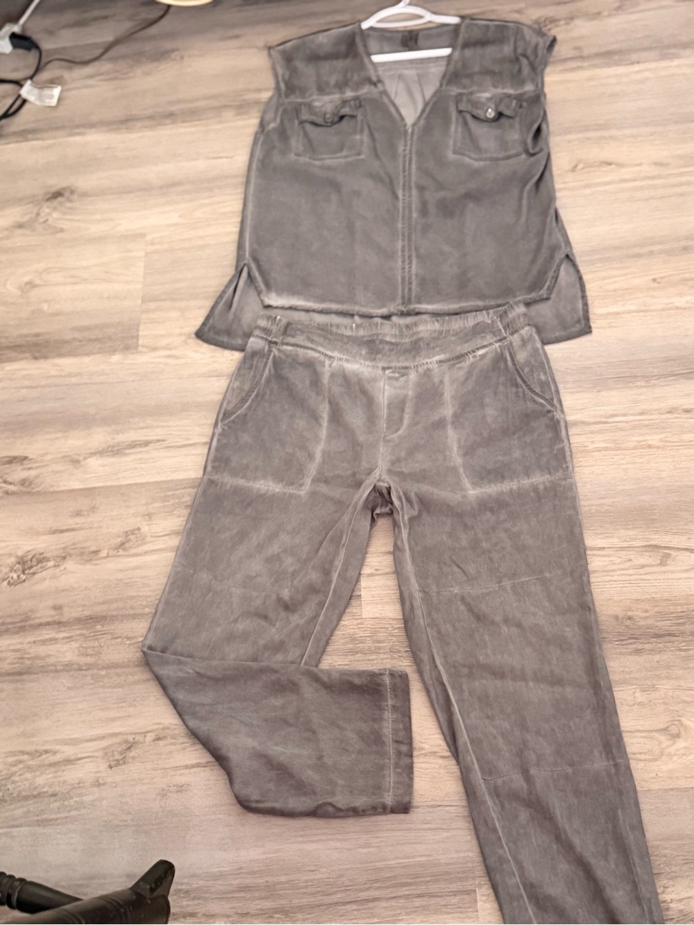 XCVI Women's Gray 2-Piece Top & Pants Set V-Neck Pockets Size Small